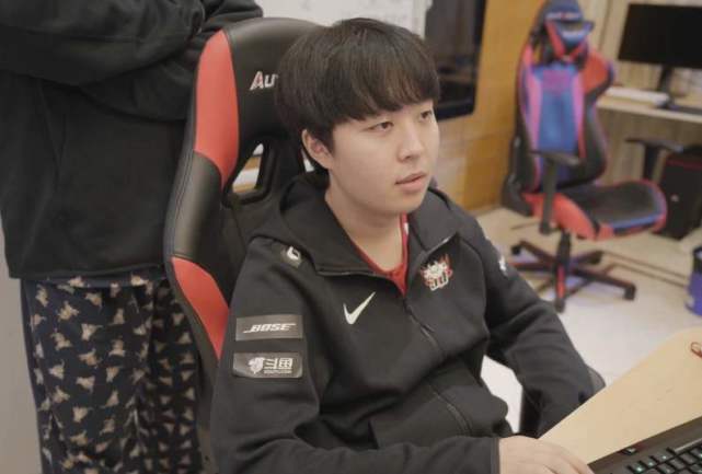 他的观点直 他的观点直