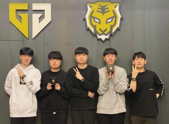 轻女球员提 轻女球员提